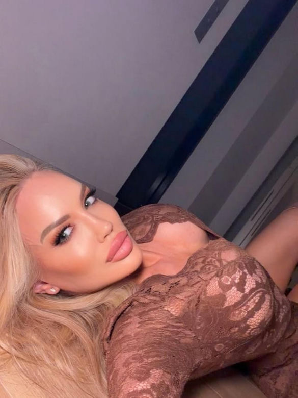 Była pierwszą nieoficjalną Miss Mundialu. Tak wygląda seksowna „matka chrzestna”