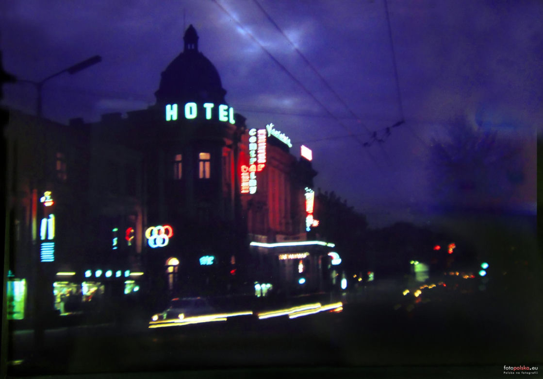 Lublin jak Miami Vice City. Zobacz miasto pełne neonów z lat 70’ [GALERIA]