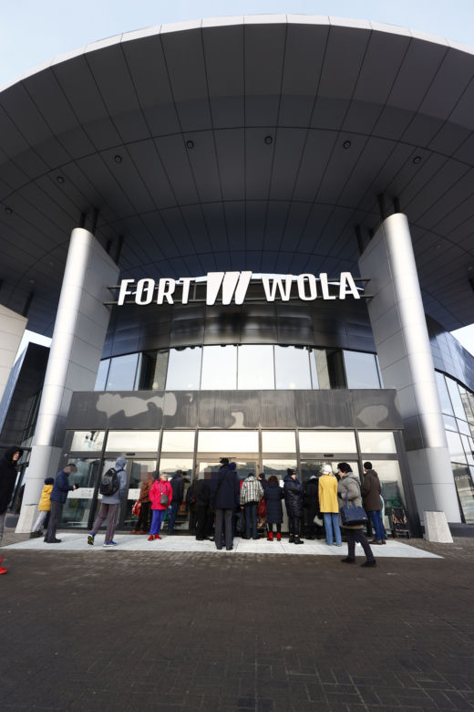 Tłusty Czwartek 2023. Warszawiacy stoją w gigantycznych kolejkach po swoje ulubione pączki!