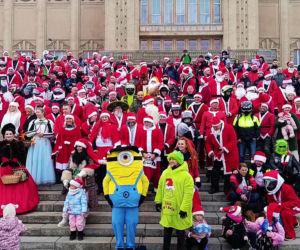 Motocyklowy korowód w centrum Szczecina. Motomikołaje pojechały do dzieci z prezentami 
