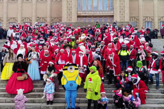 Motocyklowy korowód w centrum Szczecina. Motomikołaje pojechały do dzieci z prezentami 