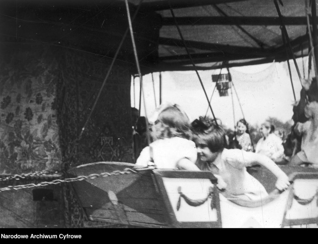 Dzieci na karuzeli (1948 r.)