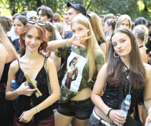 Fani w upale czekają na koncert The Weeknd. Tłumy w Warszawie
