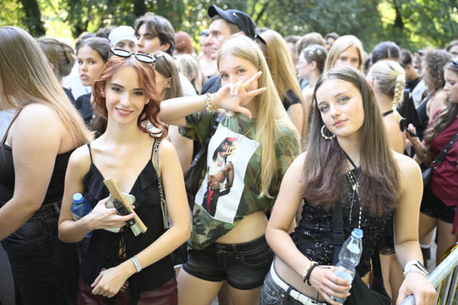 Fani w upale czekają na koncert The Weeknd. Tłumy w Warszawie