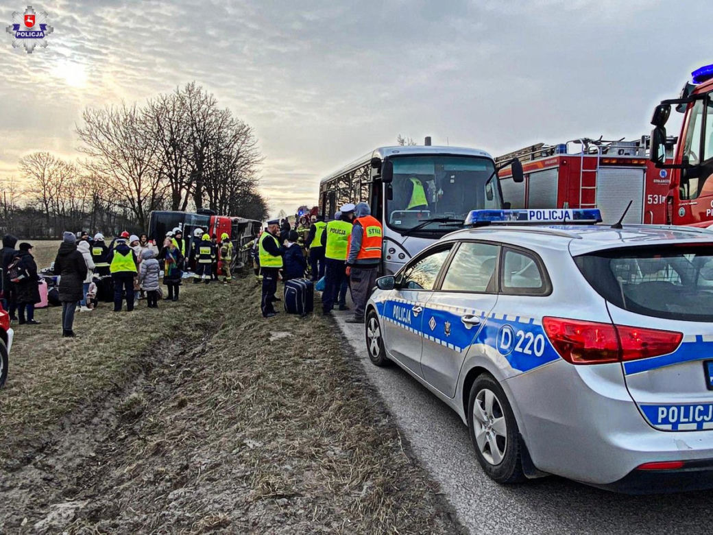 wypadek autokaru z uchodźcami