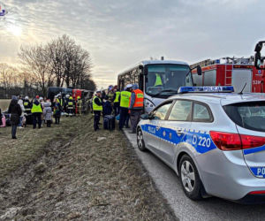 wypadek autokaru z uchodźcami