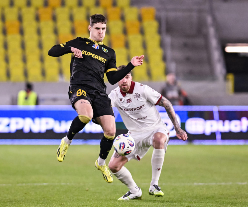 Ilja Szkurin walczy o piłkę z rywalem podczas meczu. O formie napastnika GKS Katowice przeczytasz na SE Supersport.