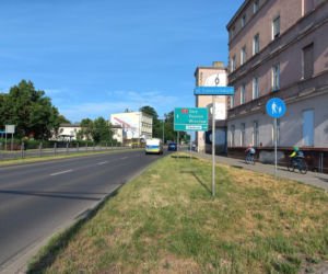 Kolorowy tarasik przy głównej ulicy w Lesznie. Pan Józef kocha surfinie!