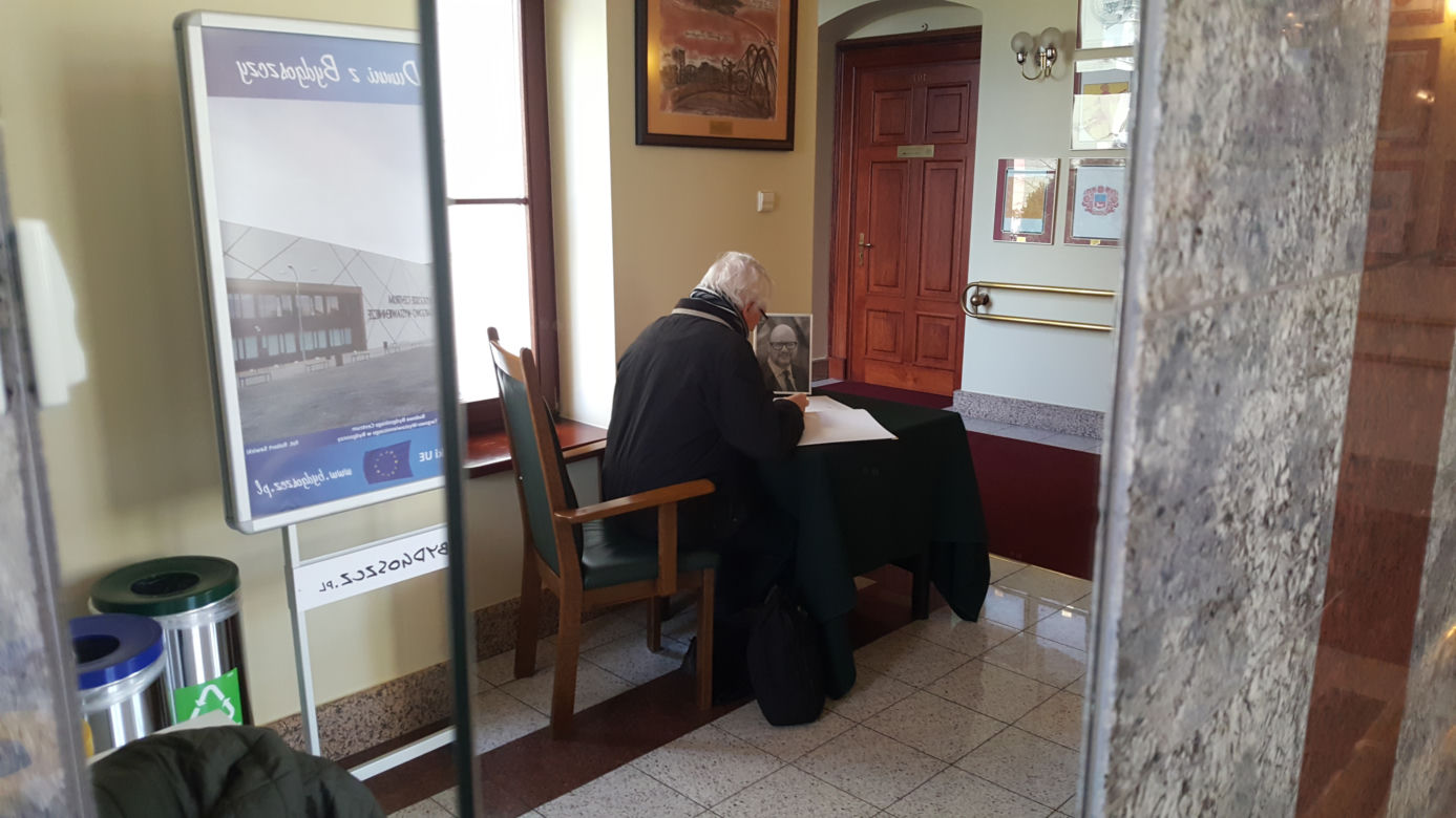 Księga kondolencyjna w bydgoskim ratuszu