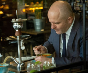 Paweł Kowal w restauracji