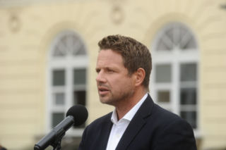 Trzaskowski zarobi o 4 tys. zł więcej? Prezydent o podwyżce swojej pensji: Trudno sobie wyobrazić...