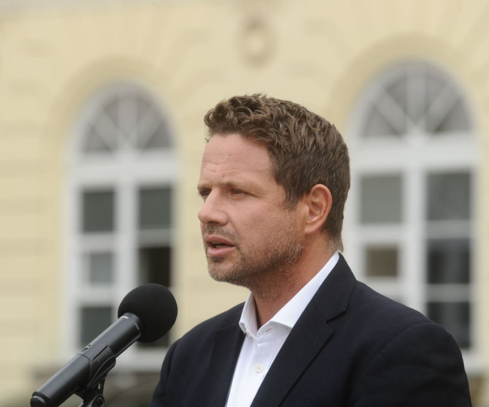 Trzaskowski zarobi o 4 tys. zł więcej? Prezydent o podwyżce swojej pensji: Trudno sobie wyobrazić...