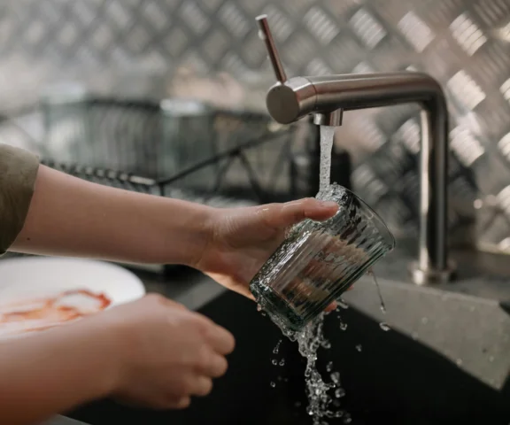 RCB ostrzega! W tych miejscowościach woda jest skażona 