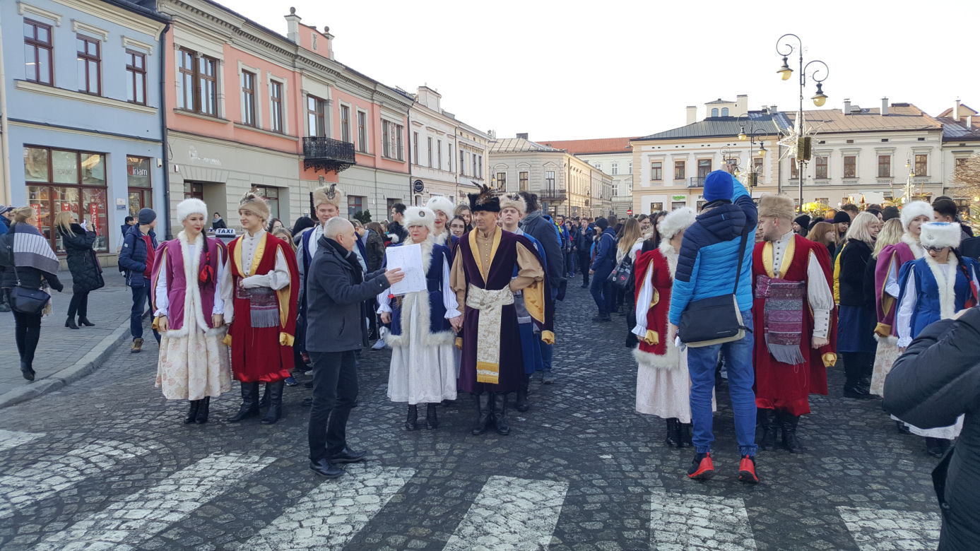 Nowy Sącz: Tak się bawią na 100 dni przed maturą! 500 par zatańczyło poloneza 