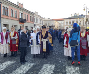 Nowy Sącz: Tak się bawią na 100 dni przed maturą! 500 par zatańczyło poloneza 