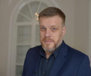 Uczy synka pedałować