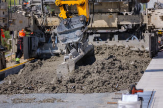 Betonowa technologia na gminnej drodze w Ożarowie
