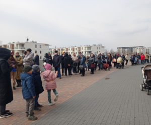 Tłumy przed centrum obsługi uchodźców zlokalizowanym w TAURON Arenie w Krakowie