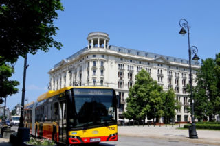 Gazowe autobusy wyjechały na ulice Warszawy. Trzaskowski znów oberwał od mieszkańców. Hańba
