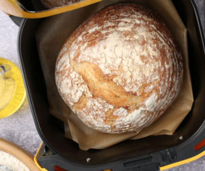Bez drożdży i piekarnika, a pyszny i chrupiący. Ten szybki chleb piekę w Air Fryerze 
