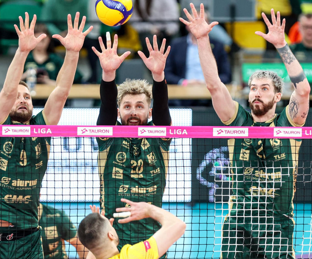 Trzej siatkarze Aluronu CMC Warty Zawiercie w bloku podczas meczu. O porażce z GKS Katowice przeczytasz na SE Supersport.