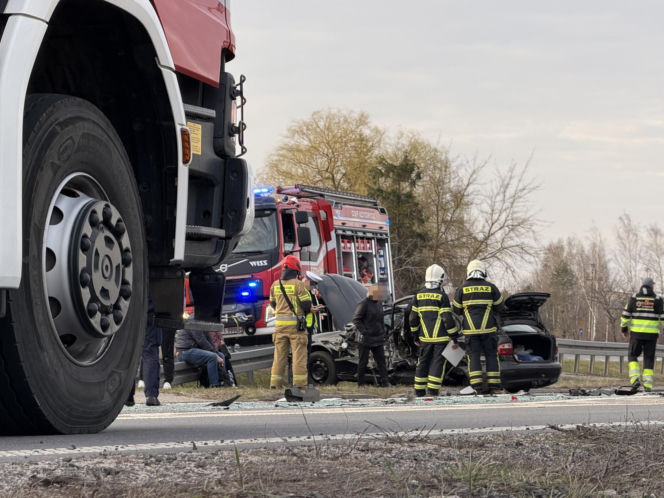 Koszmarna kraksa kilku aut na drodze krajowej pod Warszawą. Lądował śmigłowiec LPR