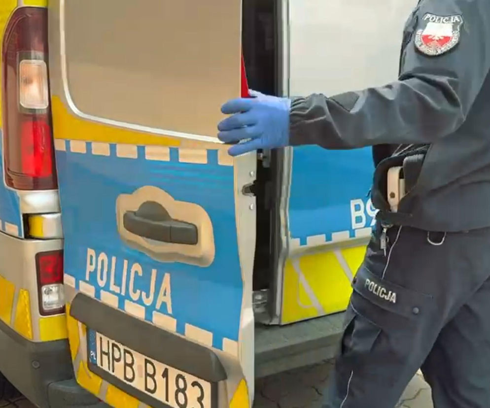 Policjant otwiera tylne drzwi radiowozu. O zatrzymaniu agresora z powiatu jaworskiego przeczytasz na Eska Wrocław.