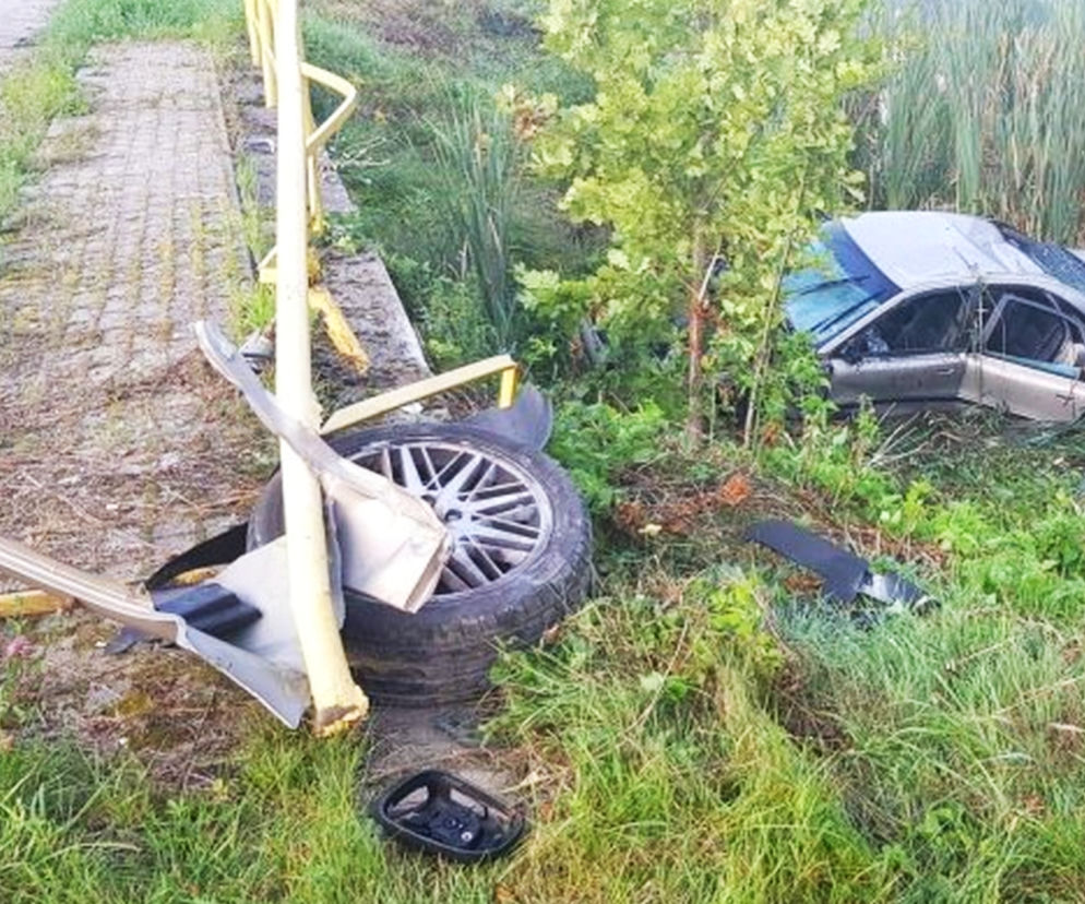 Samochód, w którym jechali nieletni wpadł do stawu