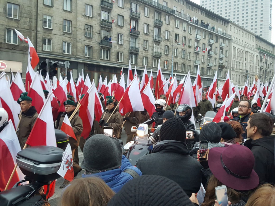 Biało-czerwony marsz na ulicach Warszawy