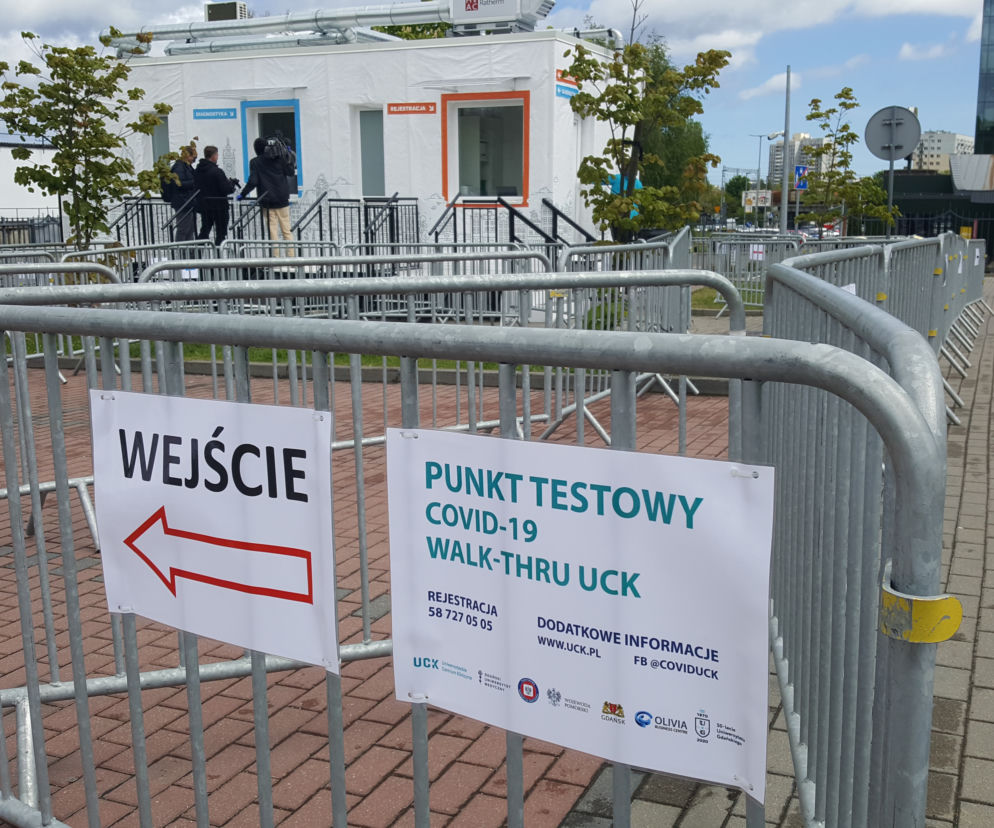 Mobilne centrum testowe mieści się na parkingu Uniwersytetu Gdańskiego przy ul. Bażyńskiego