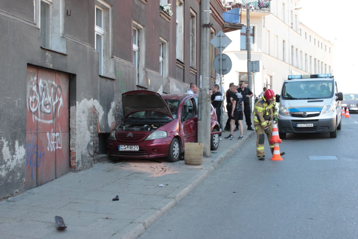 Grudziądz: Rozpędzona 35-latka wjechała w pieszych! Dwie osoby trafiły do szpitala [ZDJĘCIA]