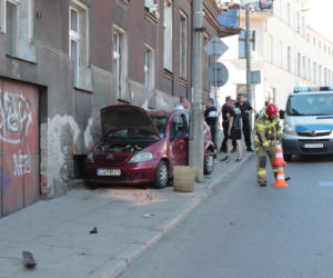 Grudziądz: Rozpędzona 35-latka wjechała w pieszych! Dwie osoby trafiły do szpitala [ZDJĘCIA]