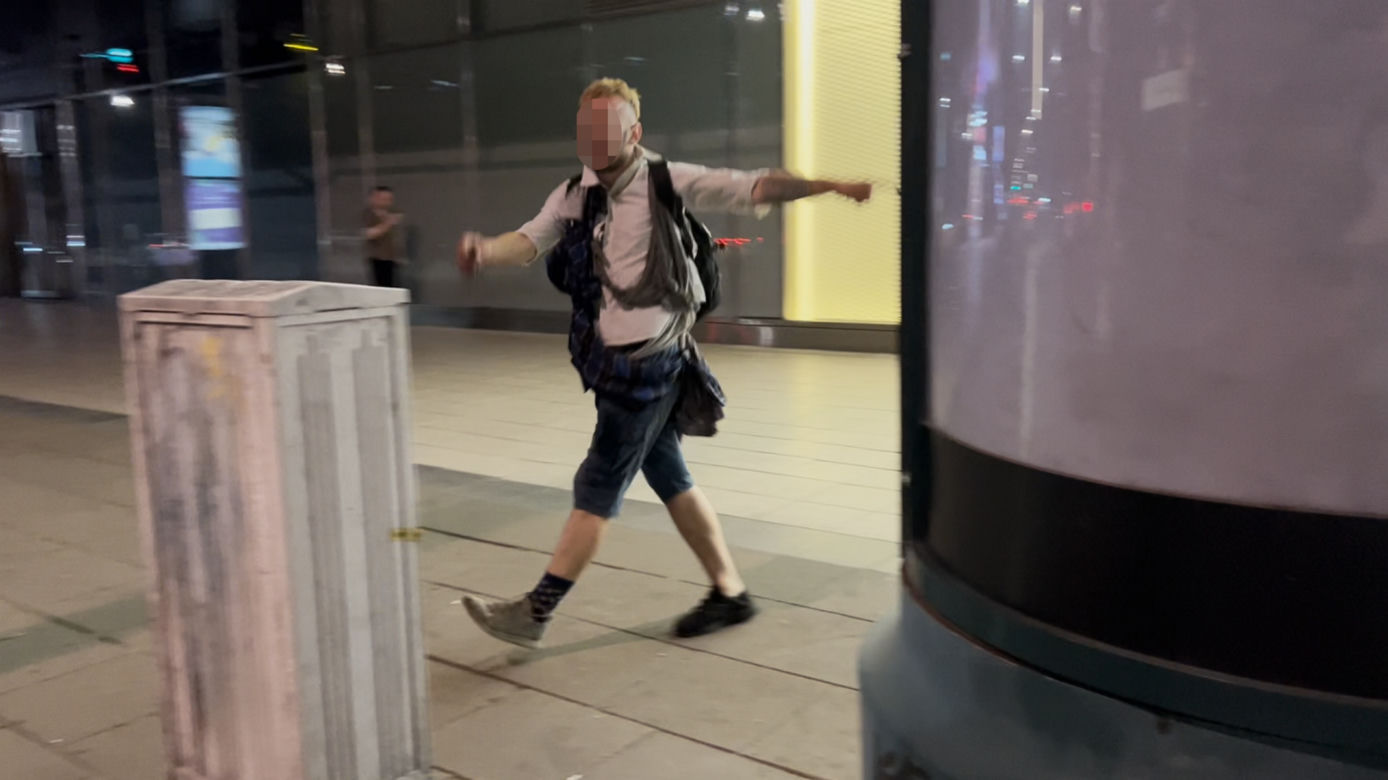 Biegał nago, groził śmiercią i zaatakował przechodniów. Dantejskie sceny pod Pałacem Kultury 