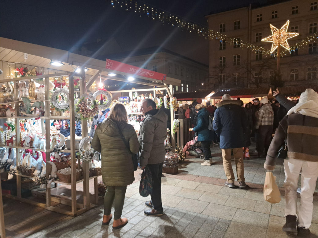 Jarmark Bożonarodzeniowy na Rynku Głównym w Krakowie 2025. Oferta wystawców