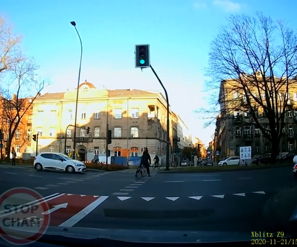 Rowerzysta cudem uniknął wypadku. Potem nie wytrzymał! Co zrobił? 