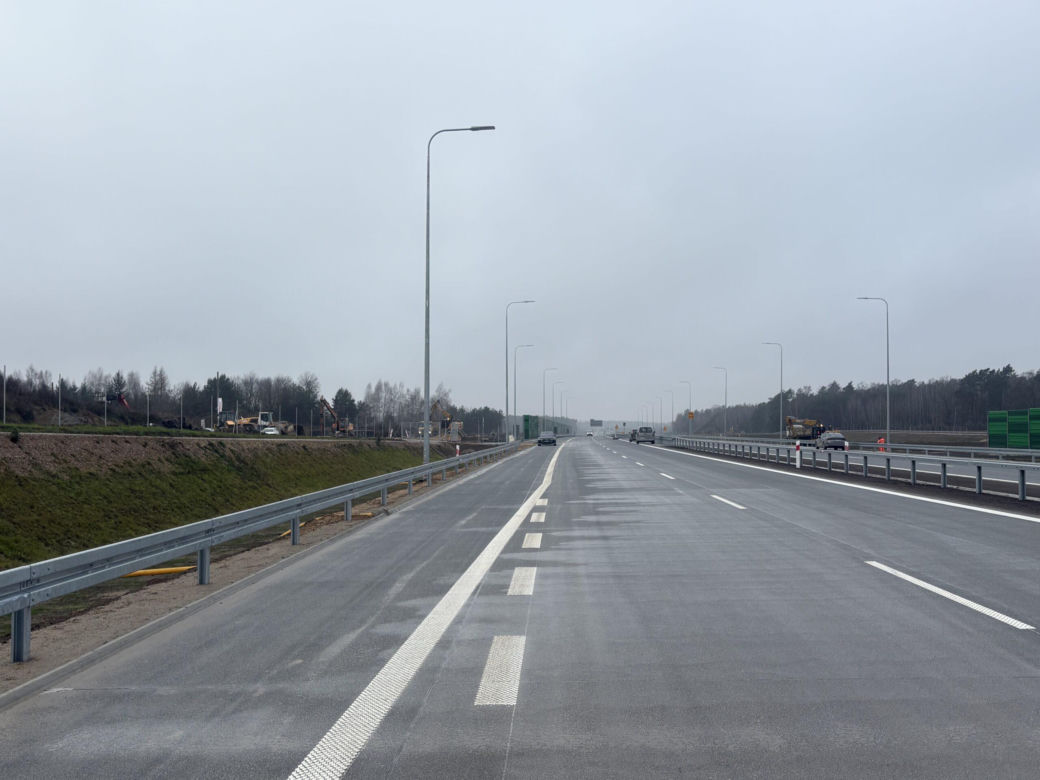 Na autostradzie A2 na wschód od Warszawy prace idą pełną parą, zarówno w dzień, jak i po zmroku