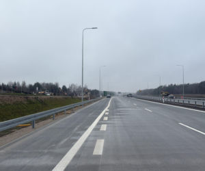 Na autostradzie A2 na wschód od Warszawy prace idą pełną parą, zarówno w dzień, jak i po zmroku