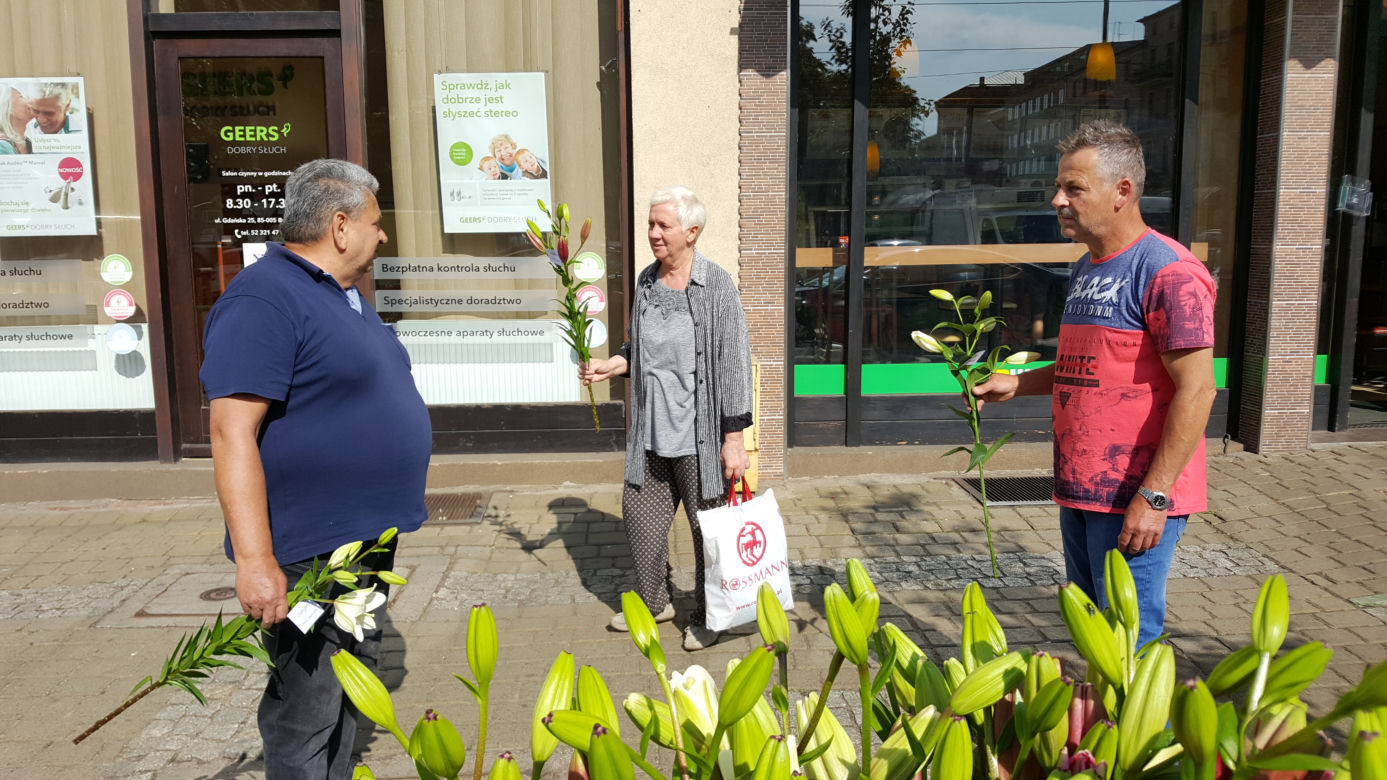 Kwiaciarki wdzięczne za poparcie. Z radości rozdały bydgoszczanom kwiaty!