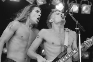 Dzień, w którym Red Hot Chili Peppers zagrali po raz pierwszy... wyłącznie w skarpetkach. To była piekielna frajda