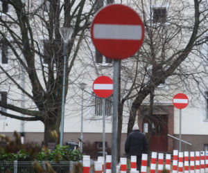 Słupki i znaki zakazu zalały osiedle. Drogowy absurd w Śródmieściu