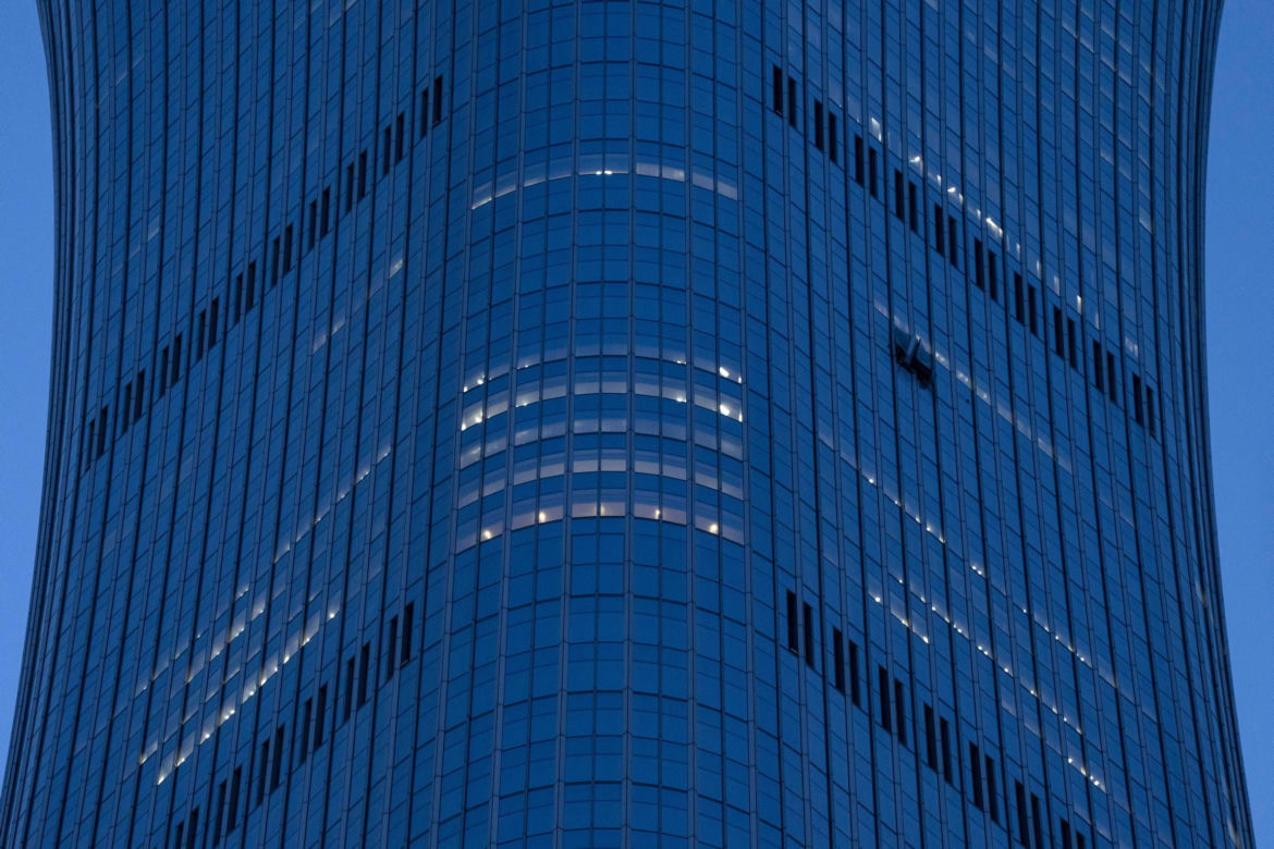 Mały samolot uderzył w piątek w 108-piętrowy wieżowiec CITIC Tower