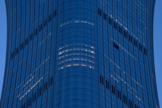 Mały samolot uderzył w piątek w 108-piętrowy wieżowiec CITIC Tower