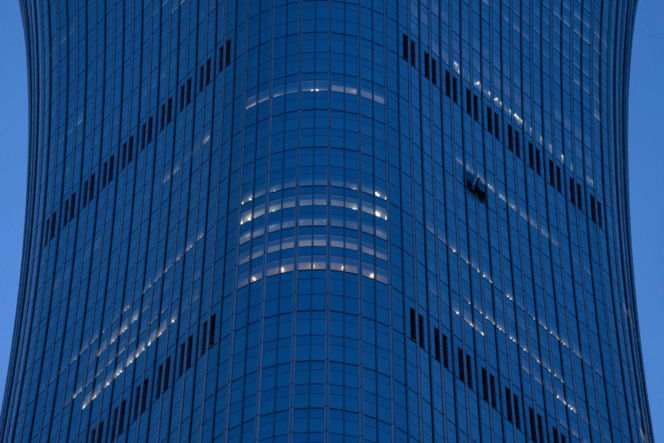 Mały samolot uderzył w piątek w 108-piętrowy wieżowiec CITIC Tower