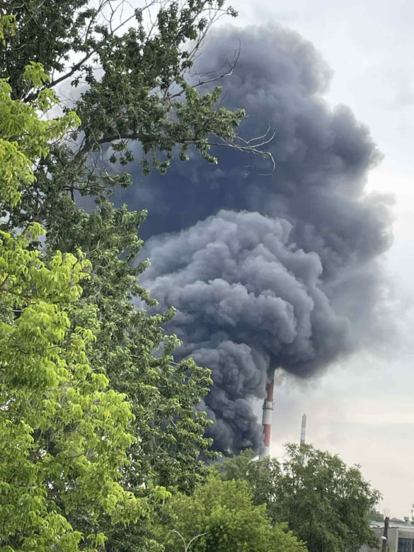 Pożar składowiska opon w Toruniu. Dym widoczny z daleka