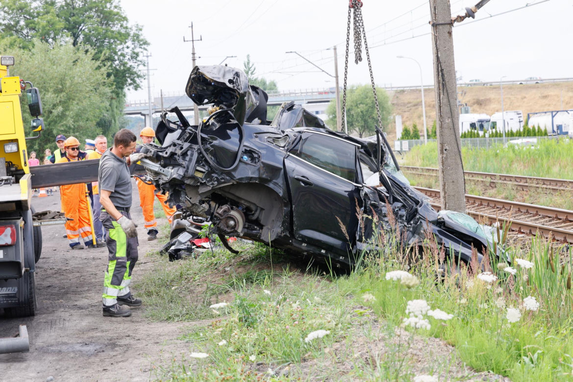 Dramat w Wielkopolsce. Samochód wjechał wprost pod pociąg