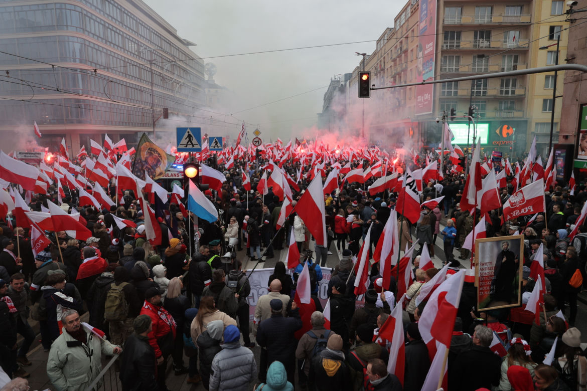 Morze flag na Marszu Niepodległości w Warszawie