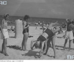 Plażowa moda sprzed lat. Tak wypoczywały nad morzem poprzednie pokolenia [ZDJĘCIA ARCHIWALNE]