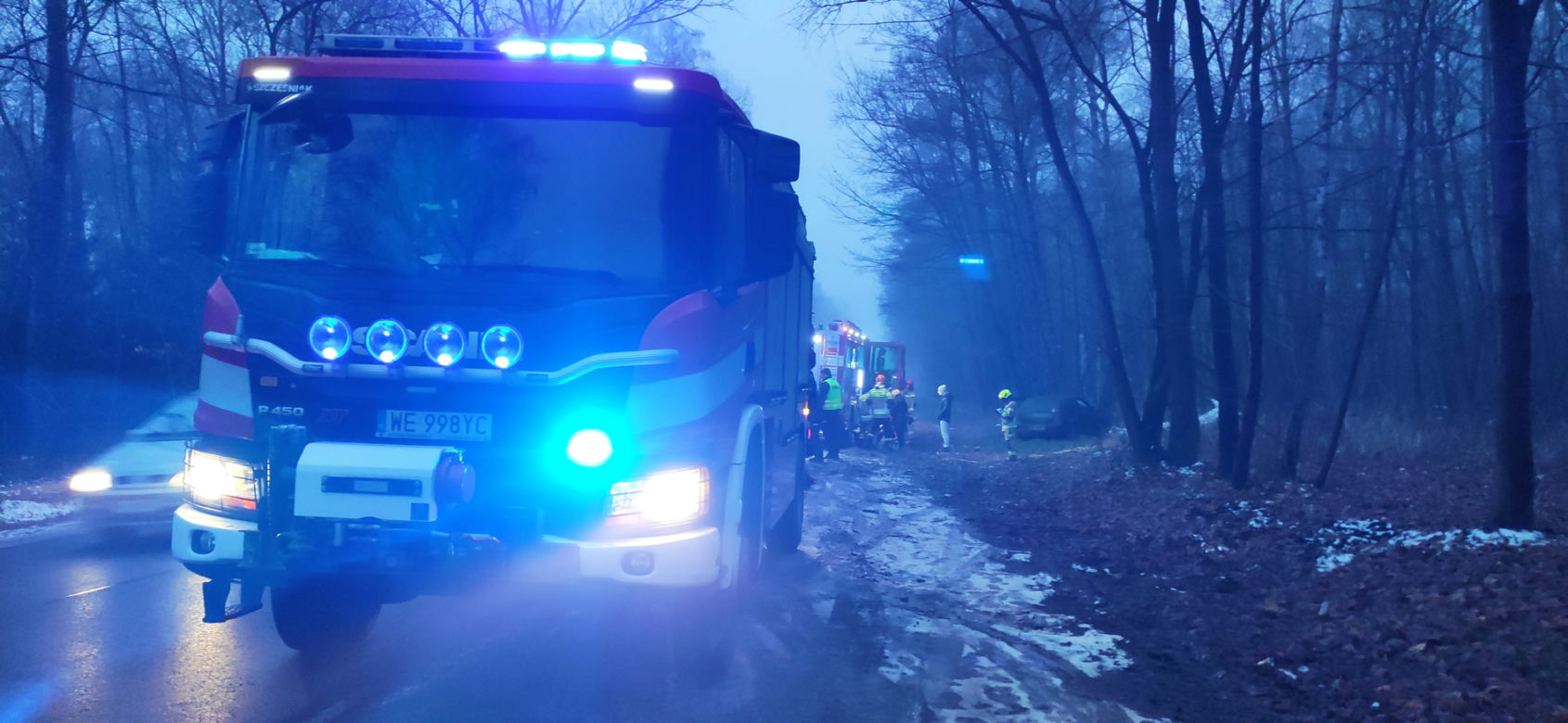 Zjechał z drogi, uderzył w drzewo. Ojciec i jego 5-letni syn w szpitalu