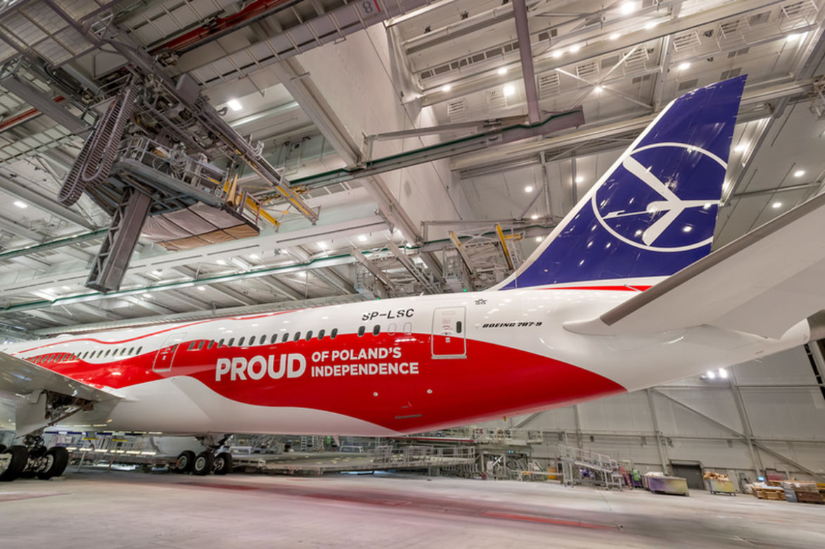 Biało-czerwony dreamliner LOT-u na 1000lecie niepodległości
