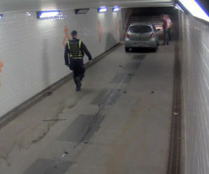 AUTO W TUNELU DLA PIESZYCH [ZDJĘCIA]